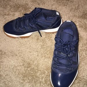 JORDAN 11s LOW (NAVY GUM)
